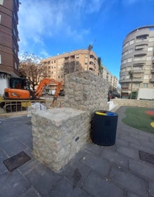 Imagen secundaria 2 - Imágenes de máquinas trabajando en la plaza País Valencià de Oliva. 