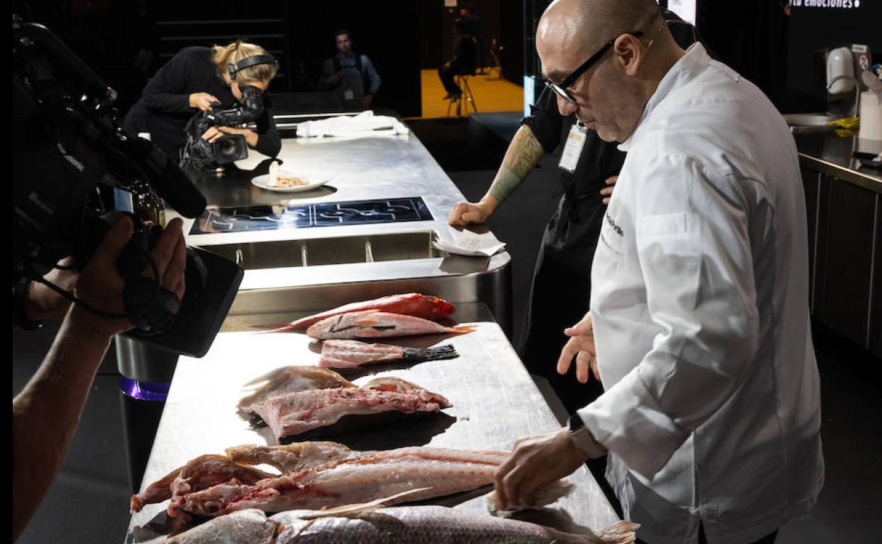 Carlos del Portillo, con varios pescados. 