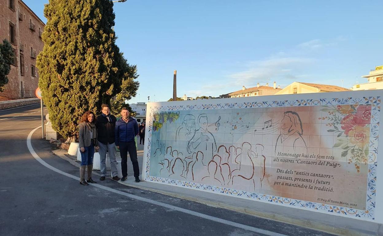 El diputado provincial, Carlos Gil, visita el monumento. 