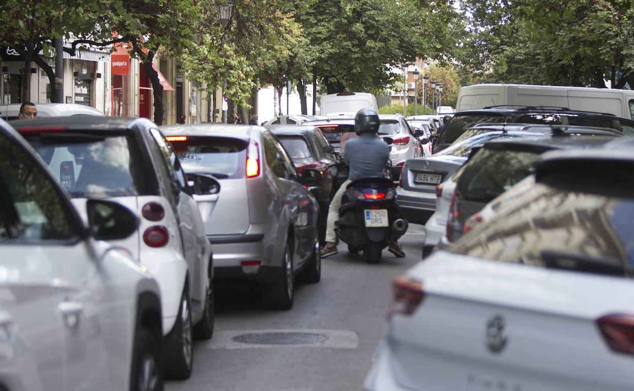 Atasco de tráfico en la calle Cirilo Amorós, en el Ensanche. 