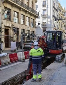 Imagen secundaria 2 - Zona en obras de la calle de la Paz, con un solo carril para la circulación.