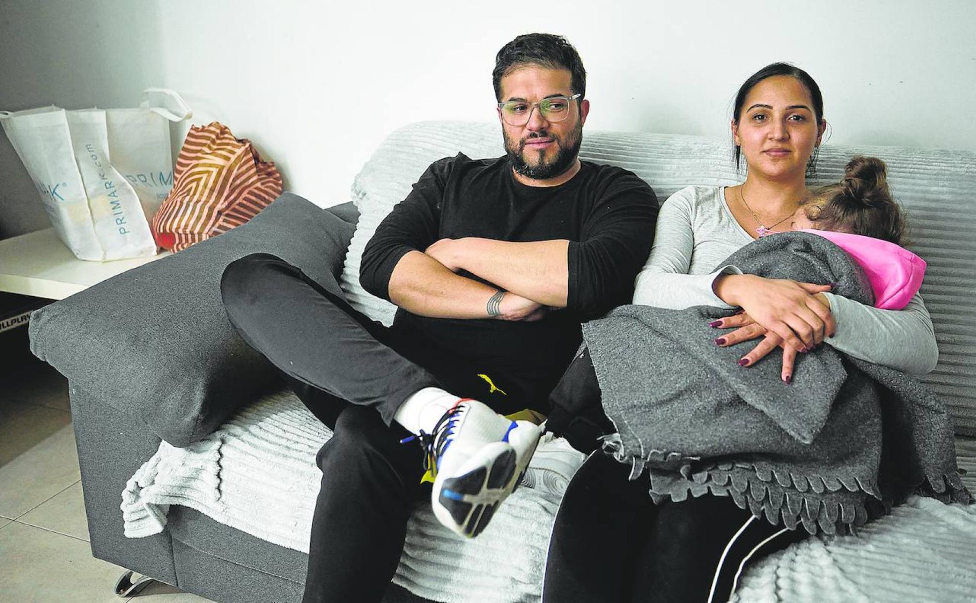 Toni y Enca, con su hija Alegría, en su piso del edificio de Sociópolis que quiere comprar la Generalitat. 