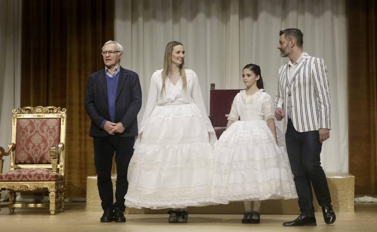 Laura Mengó y Paula Nieto, falleras mayores de Valencia, junto al alcalde de Valencia, Joan Ribó y el edil Carlos Galiana. 