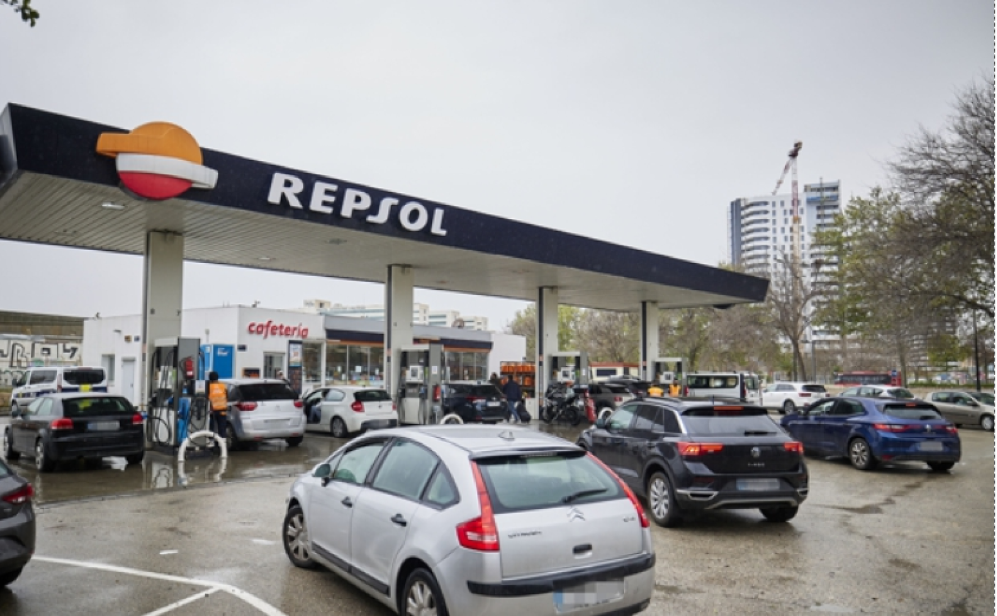 Conductores hacen cola para repostar en una gasolinera de Valencia. 