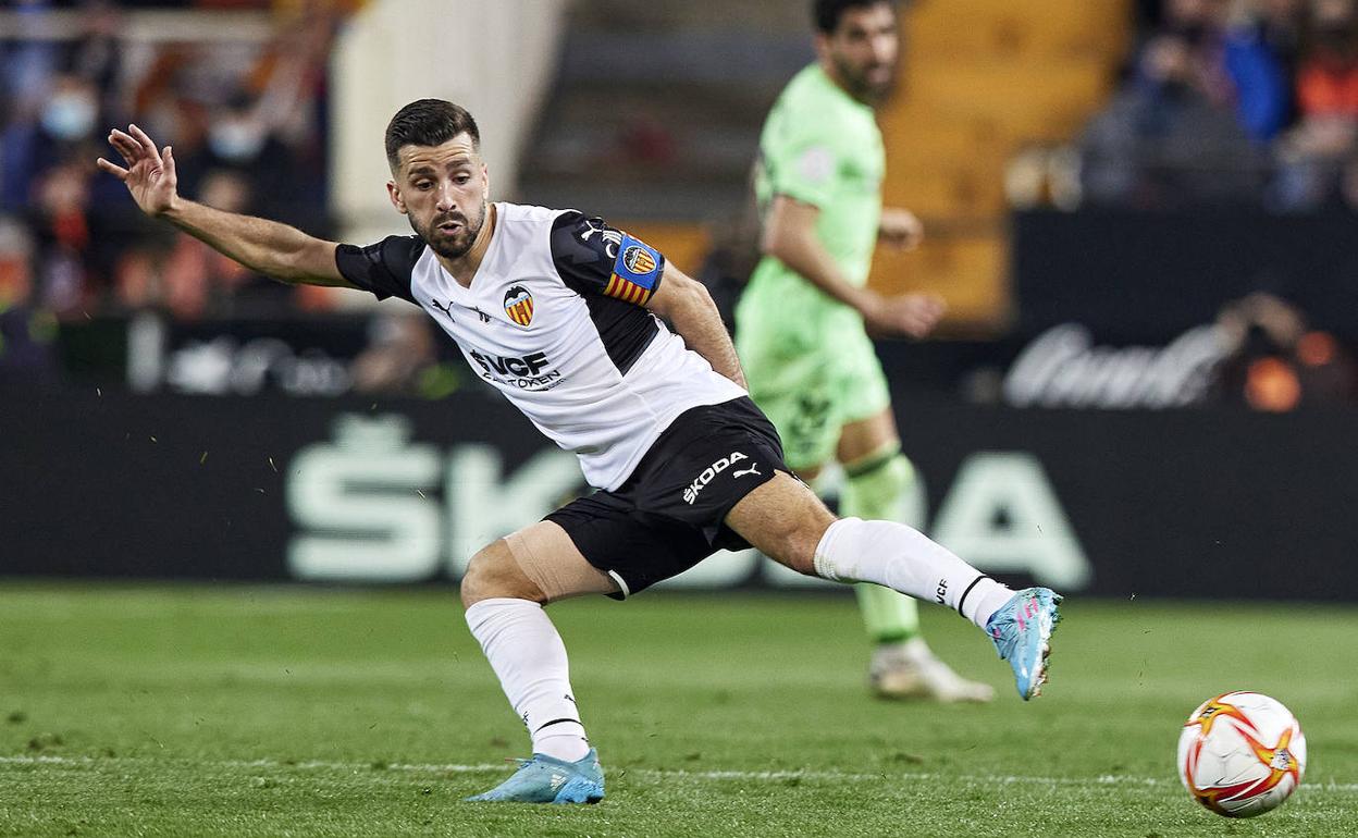 José Luis Gayà trata de controlar un balón en las semifinales contra el Athletic del año pasado.