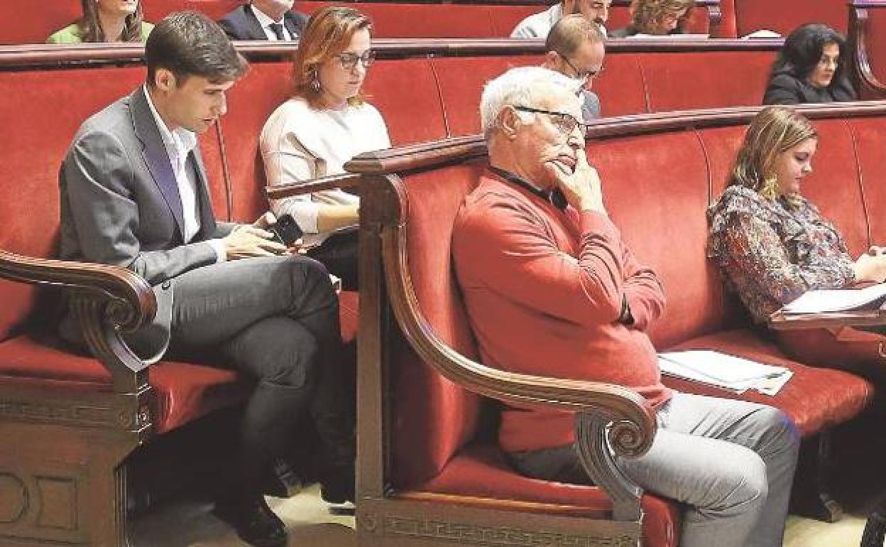 Sanjuán y Ribó, junto a otros concejales del equipo de Gobierno, en un pleno del Ayuntamiento. 