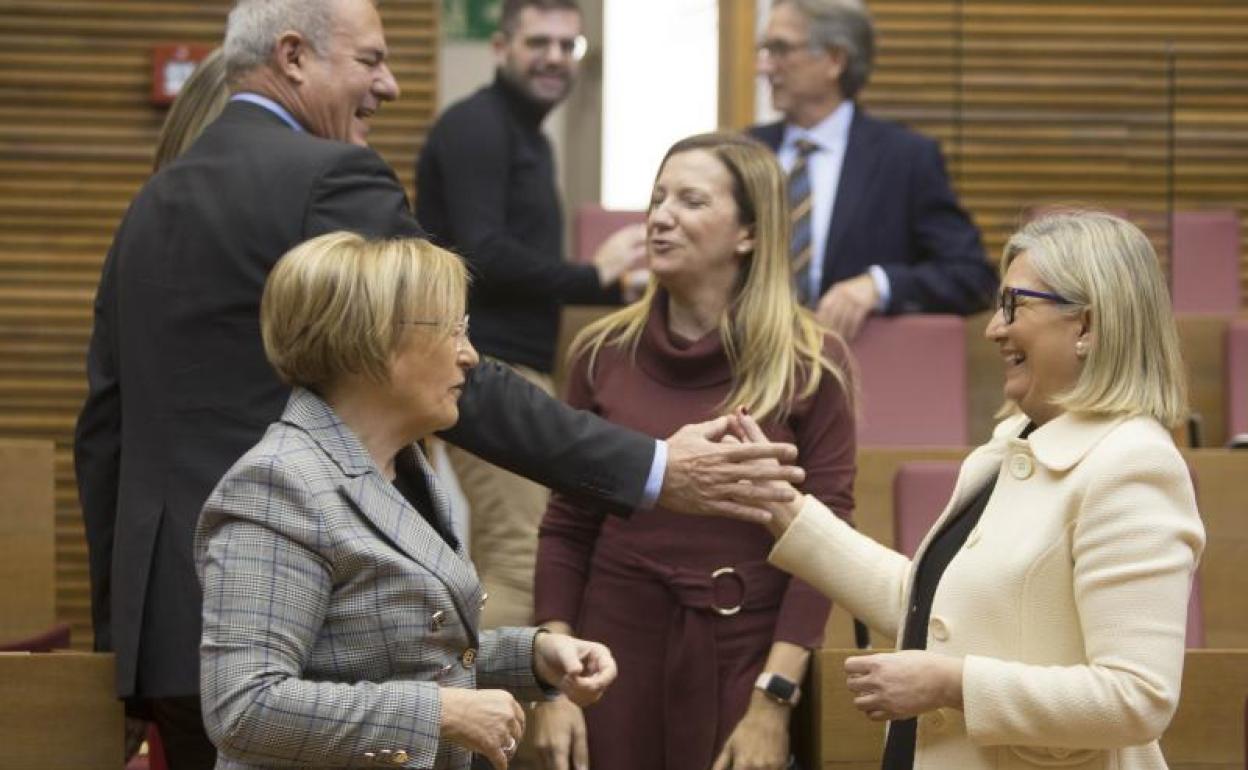 Diputados de Ciudadanos saludan a su nueva síndica, Mamen Peris, ante la socialista Barceló con Salmerón observando al fondo. 