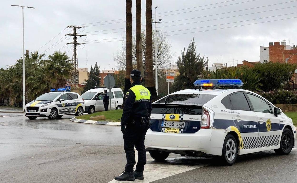 Agentes de la Policía Local de Catarroja en un control. 