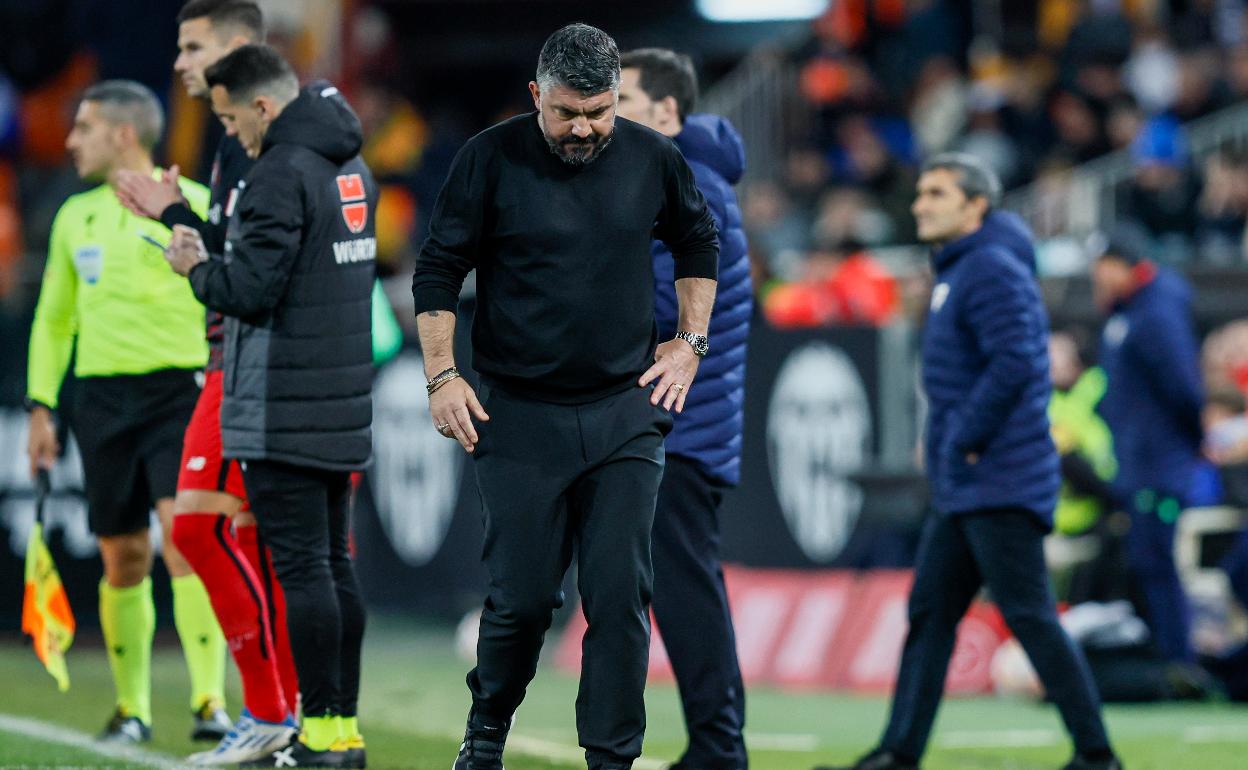 Gattuso cabizbajo por a banda de Mestalla. 