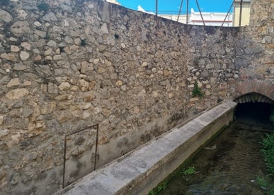 Imagen secundaria 1 - Antiguo frontón, lavador, y entorno de la iglesia. 