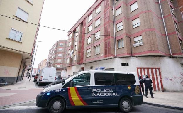 Un relieve de Lenin y una amoladora, entre los 50 objetos incautados en la casa del jubilado detenido en Burgos