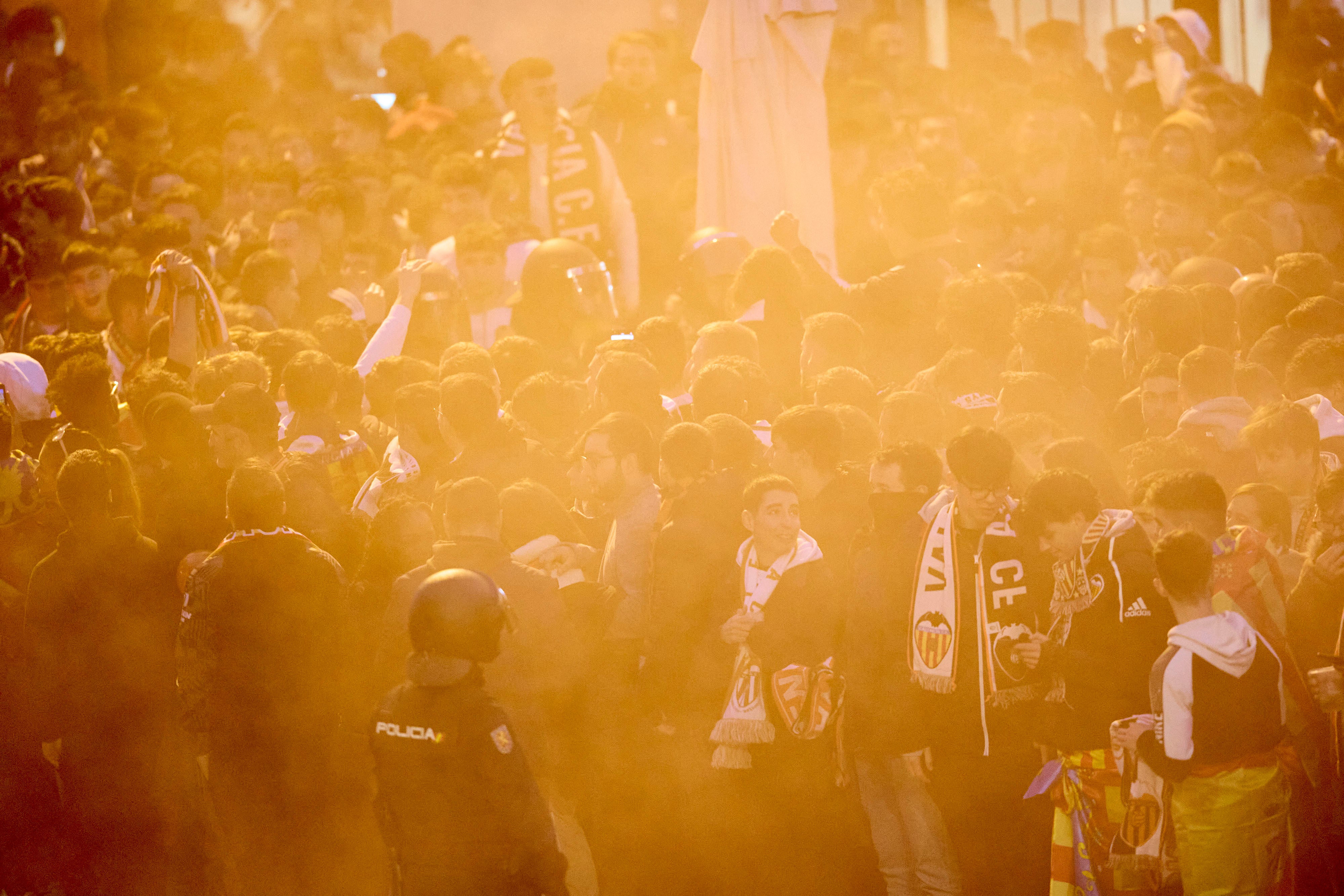 Miles de personas reciben al equipo en la previa del Valencia - Athletic en Mestalla.