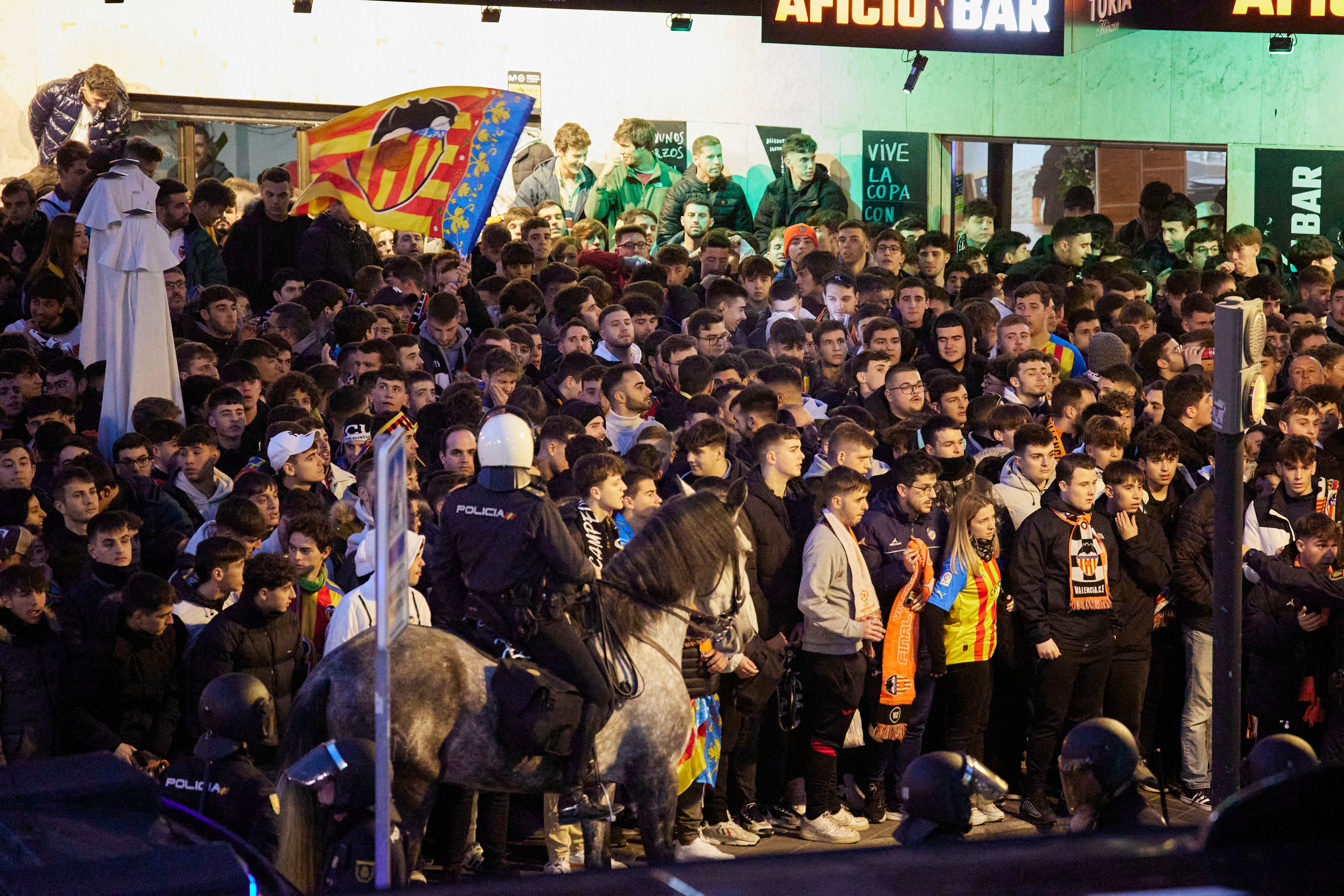 Miles de personas reciben al equipo en la previa del Valencia - Athletic en Mestalla.