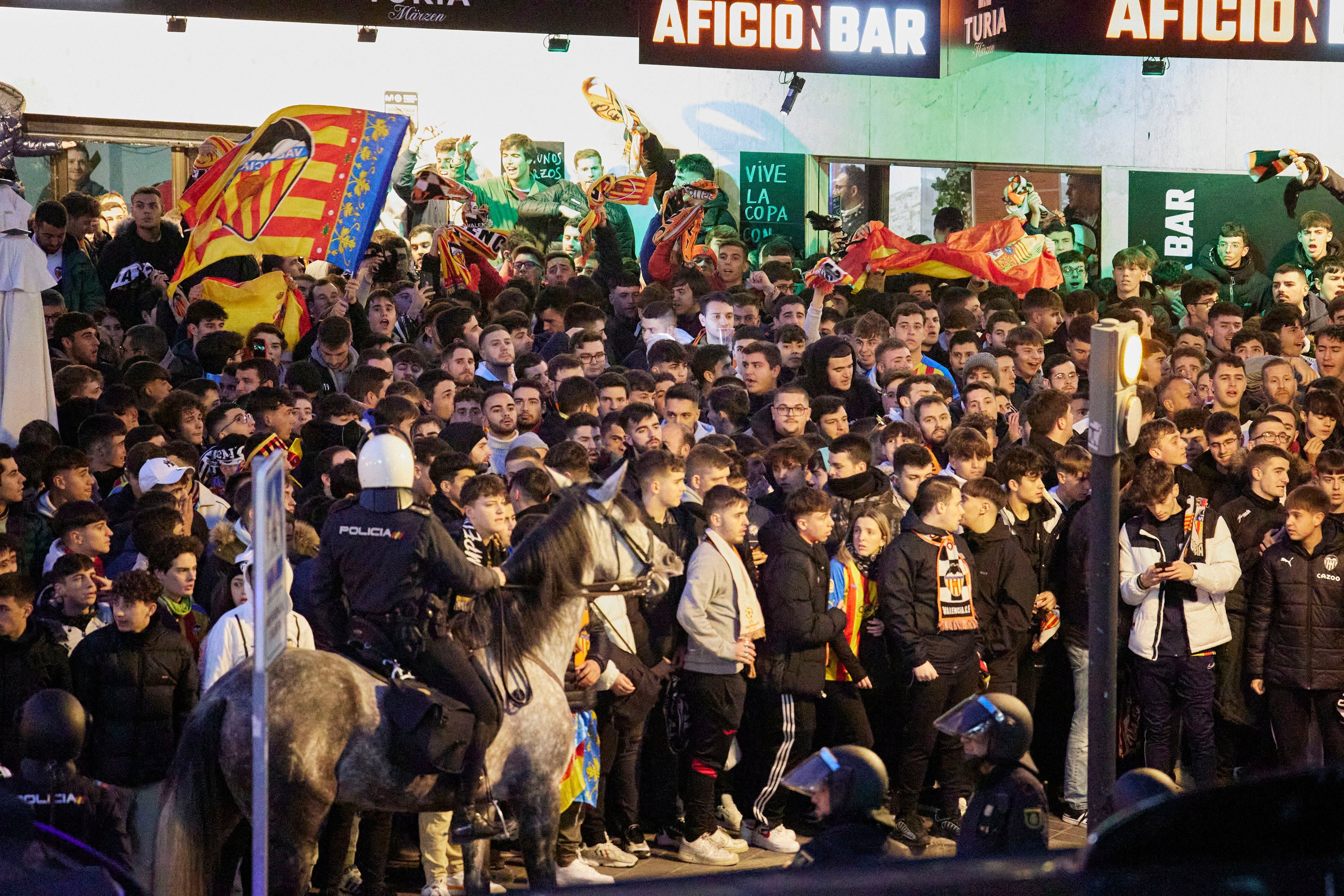 Miles de personas reciben al equipo en la previa del Valencia - Athletic en Mestalla.