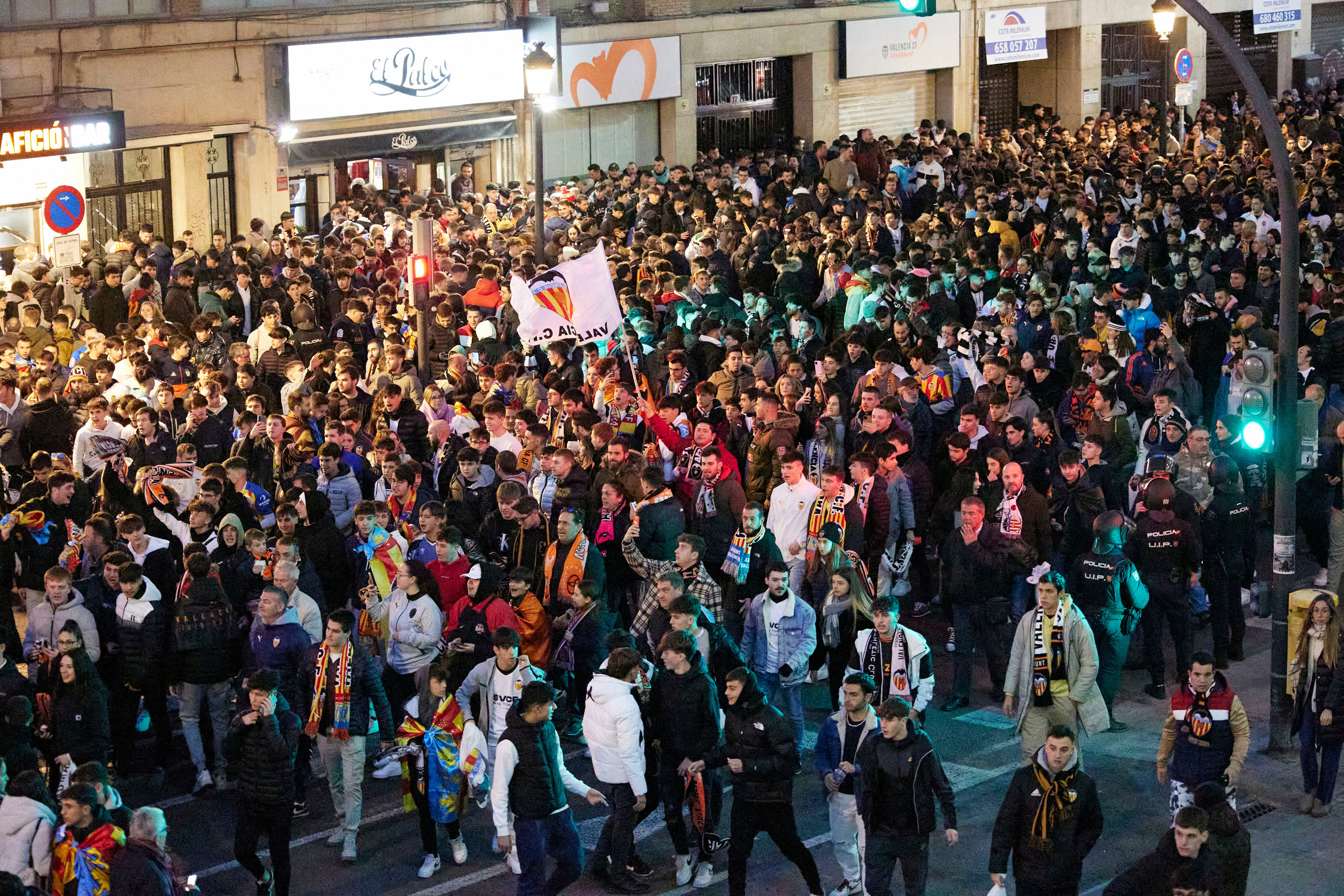 Miles de personas reciben al equipo en la previa del Valencia - Athletic en Mestalla.