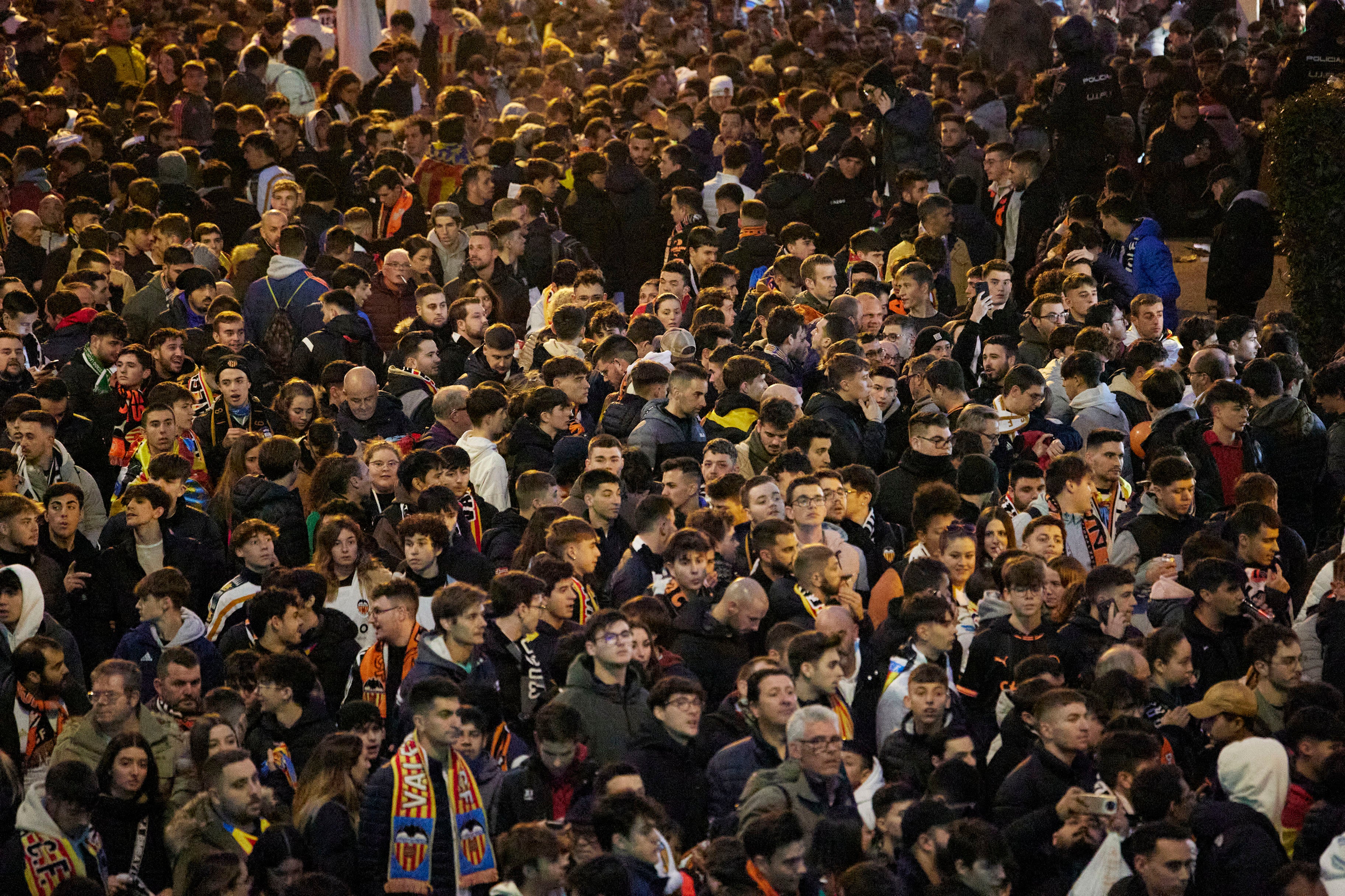 Miles de personas reciben al equipo en la previa del Valencia - Athletic en Mestalla.