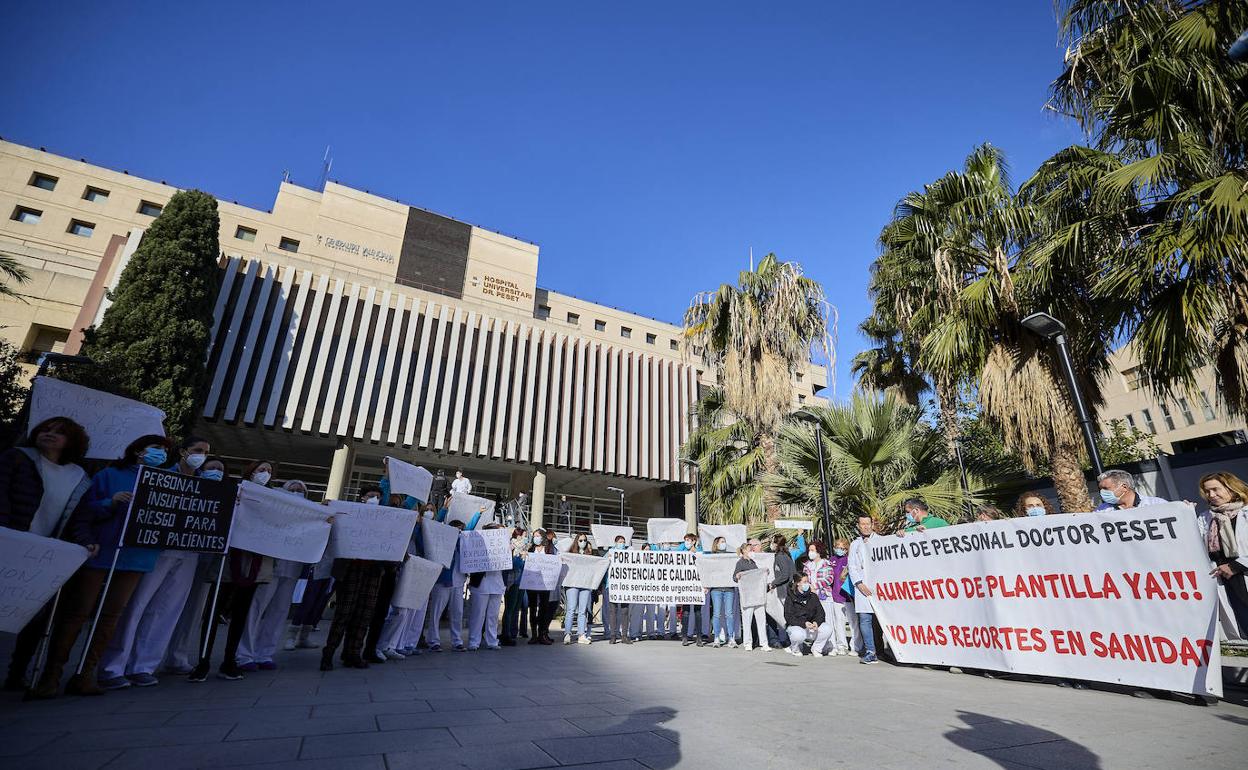 Los sanitarios, durante su protesta a la puerta de Urgencias del Hospital Doctor Peset de Valencia.