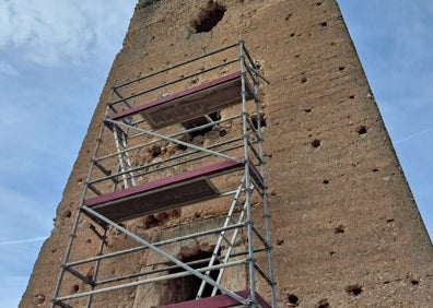 Imagen secundaria 1 - Instalación de andamios en la torre. 