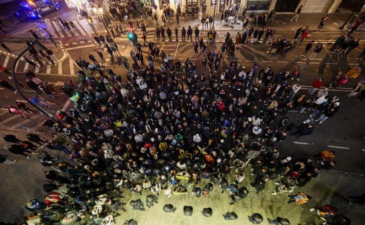 Aficionados apostados en uno de los accesos a Mestalla de la avenida de Suecia después del partido del jueves. 