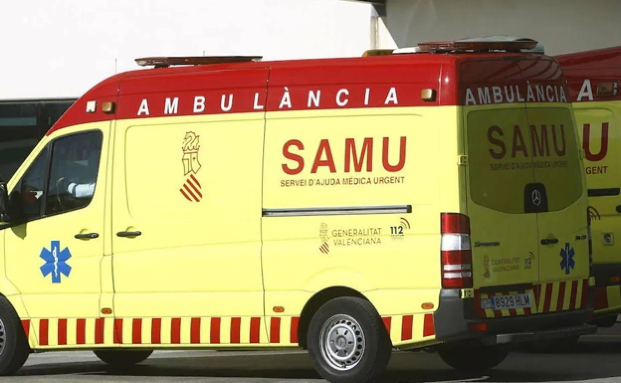 Varias ambulancias del SAMU. 