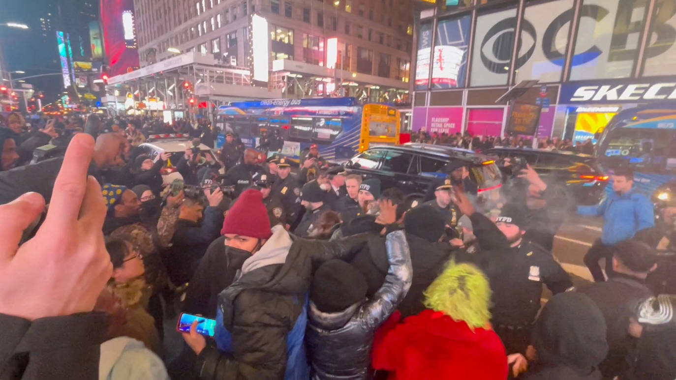 Miles de personas abarrotan Times Square para pedir justicia para Tyre