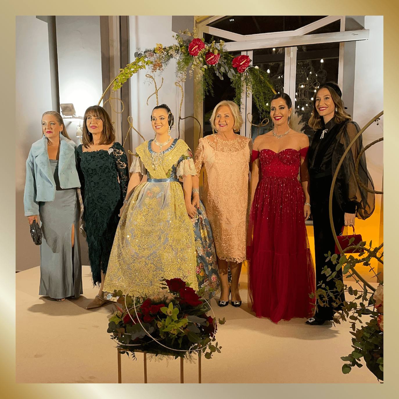 Paola Pons, Esther Segura, la fallera mayor Esther Bendicho, Hemilia Hervás, Laura Segura y Sofía Mora.