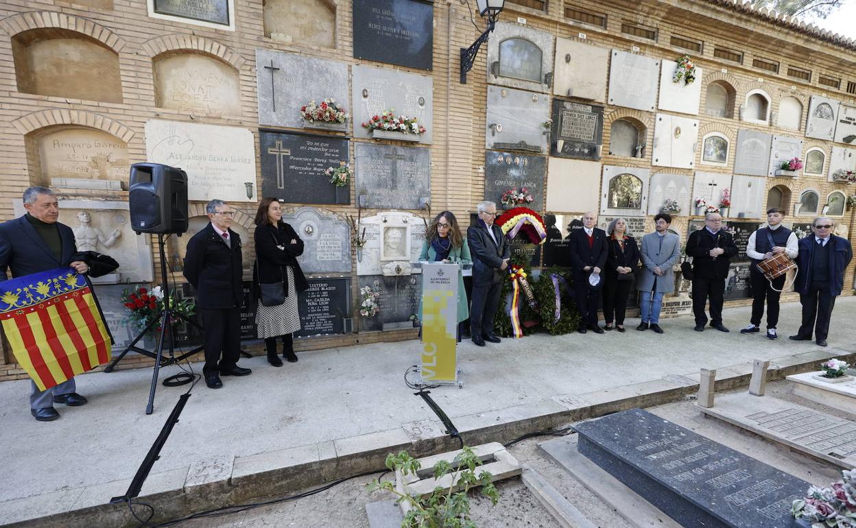 Homenaje del Ayuntamiento de Valencia ante los restos de Blasco Ibáñez situados en el cementerio general. 