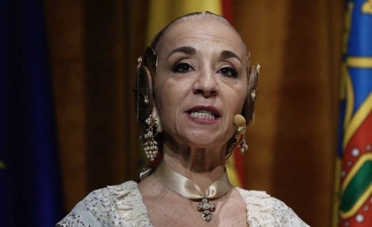 Amparo Sospedra, mantenedora de la fallera mayor infantil de Valencia. 