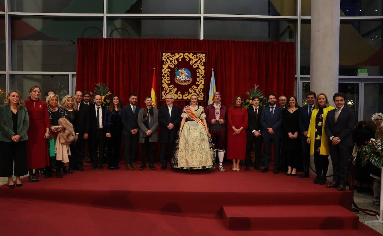 Laura Mengó, fallera mayor de Valencia 2023, junto a los representantes políticos. 