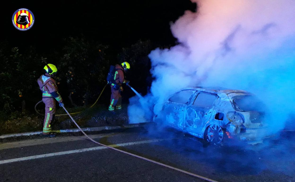 Los efectivos extinguen el incendio en un vehículo 