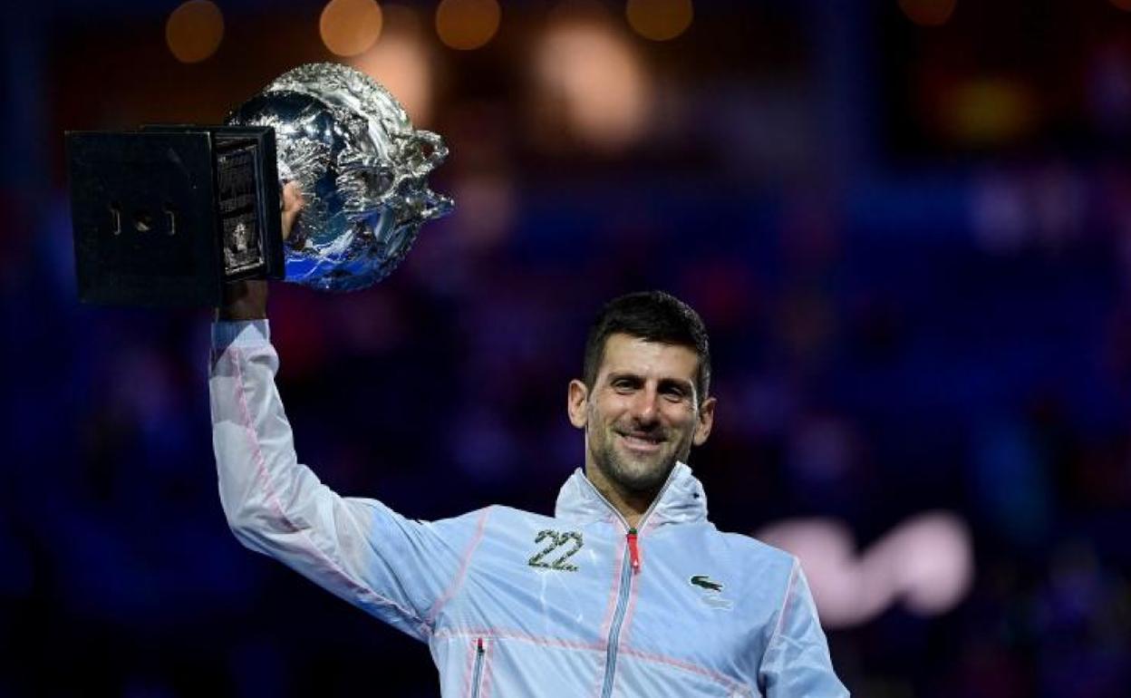 Djokovic levanta el trofeo. 