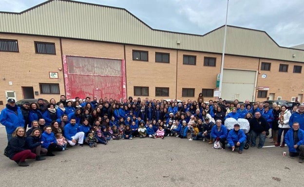 Imagen principal - Visita de los representantes de L'Antiga al taller de Carlos Carsí. 