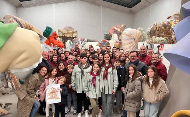 Imagen principal - Visita de la comisión Almirante Cadarso, al taller de Toni Pérez y detalles de la figura. 