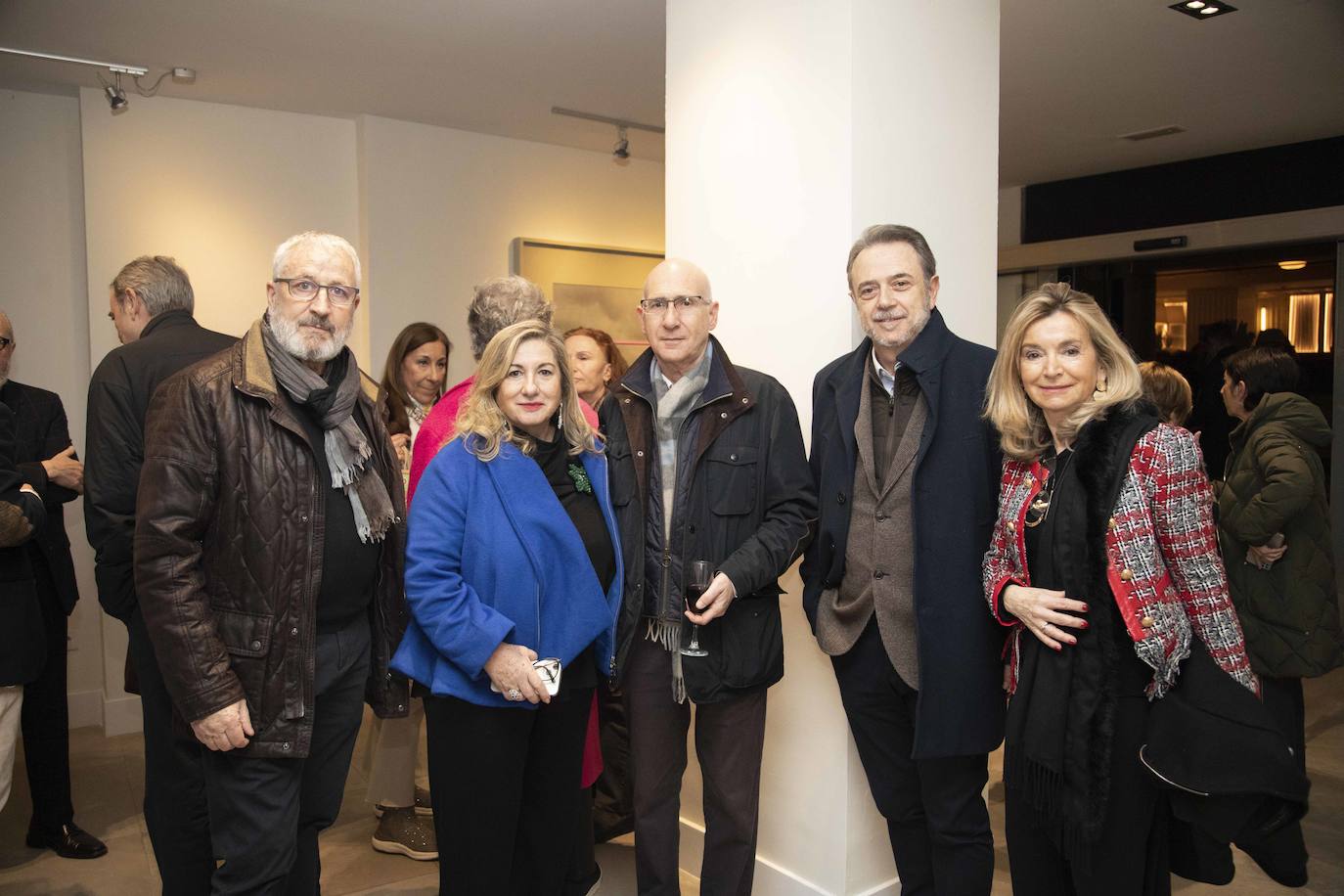 Entre los asistentes a la inauguración de la galería, amantes del arte y seguidores de la obra de Nicolau.