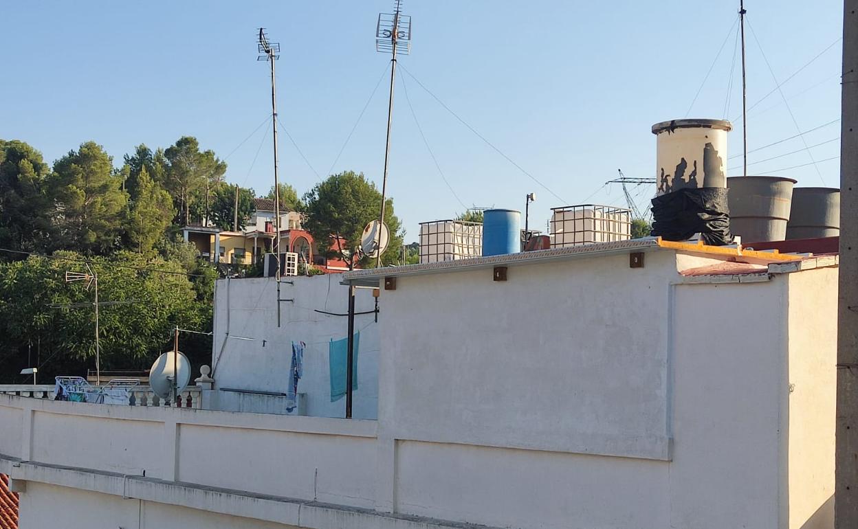 Los vecinos han instalado depósitos en los tejados para poder almacenar agua.