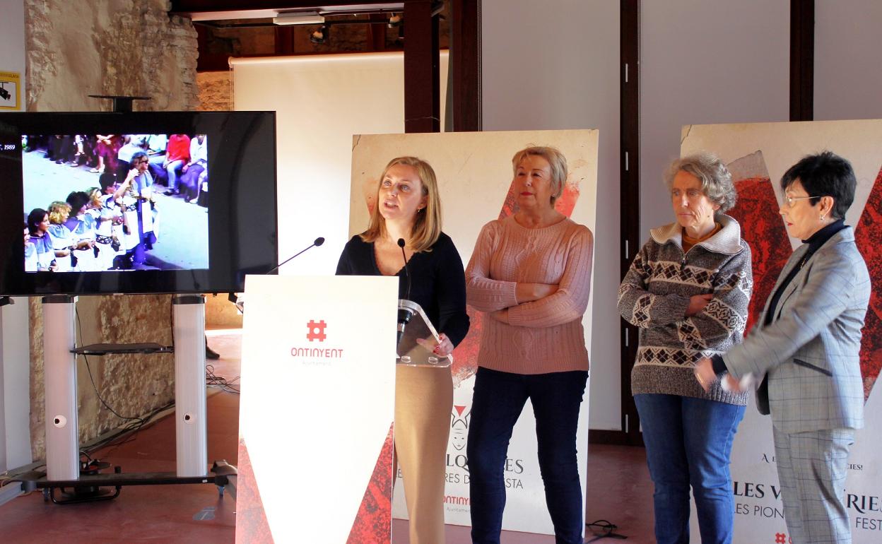 La concejala con tres de las mujeres pioneras en la fiesta, durante la presentación del documental. 