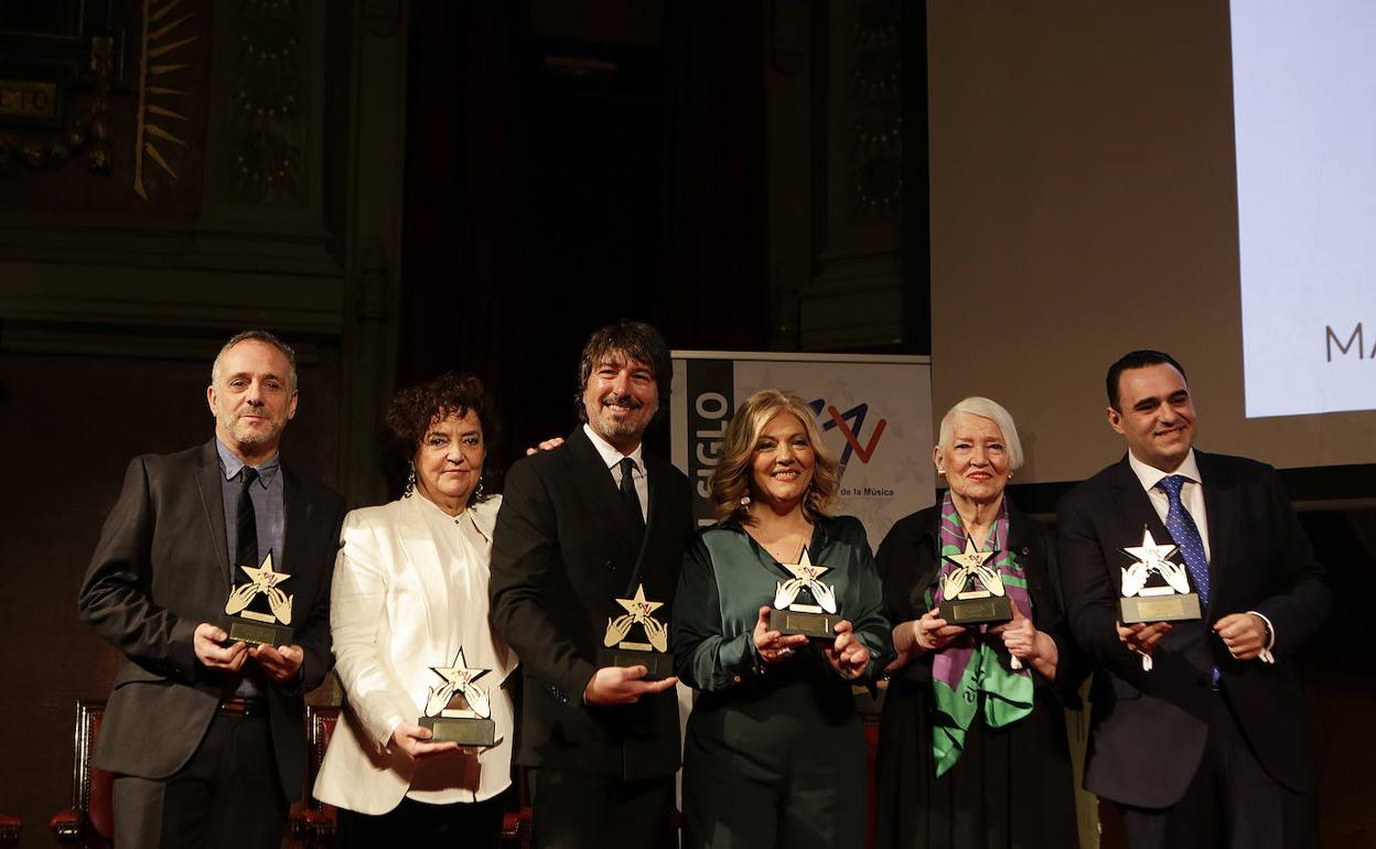 Izaskun Uranga, segunda por la derecha, junto a los otros cinco integrantes de Mocedades, posan con las Estrellas del Siglo, que entrega el Instituto Latino de la Música. 