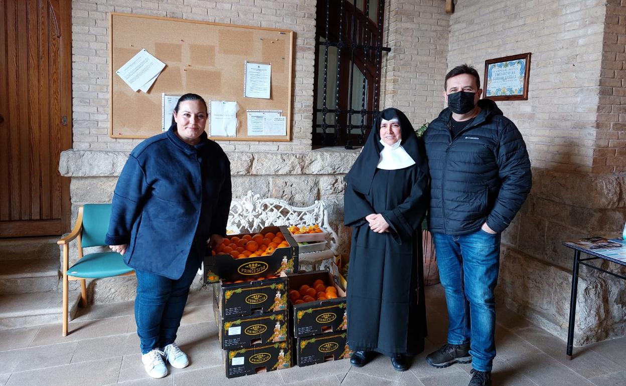 Entrega de alimentos al asilo. 