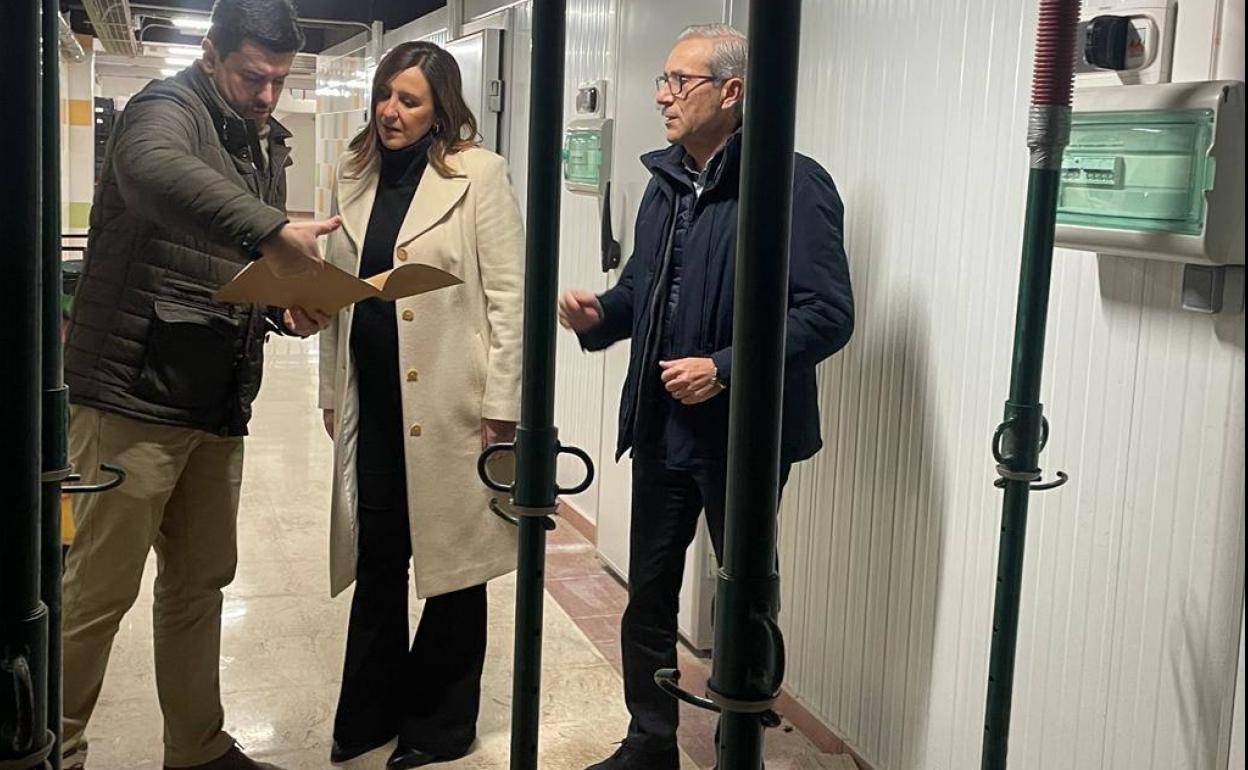 La portavoz del PP, María José Catalá, en su visita al mercado de Rojas Clemente. 