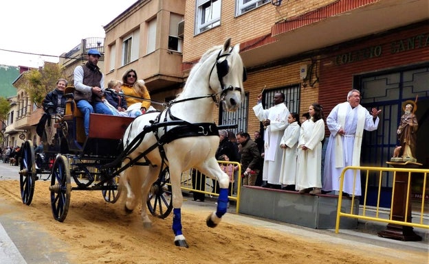 Imagen principal - Los caballos reciben la bendición en Albal y los perros en Paterna. 