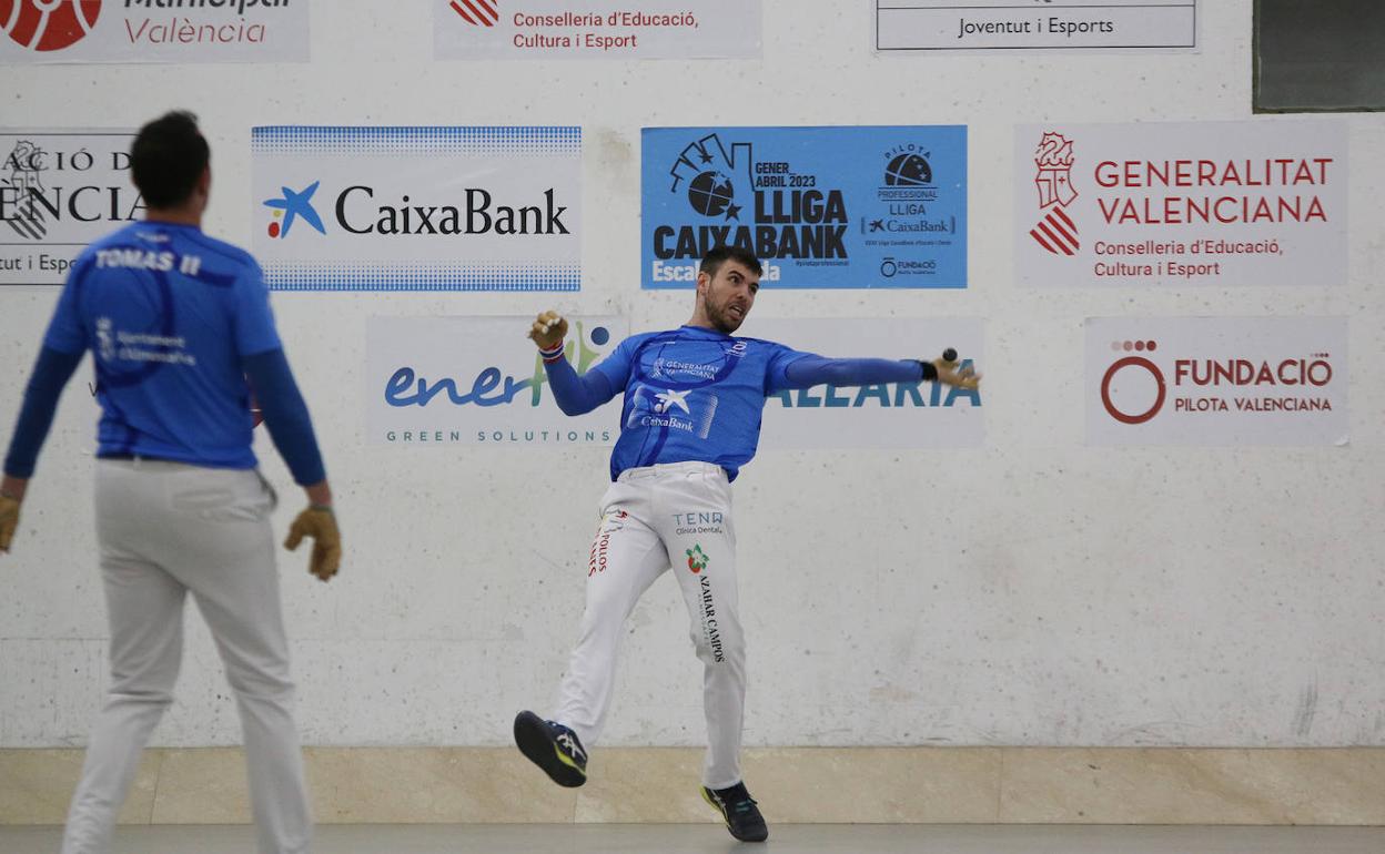 El equipo de De la Vega acumula cinco puntos con un balance de dos victorias y una derrota.