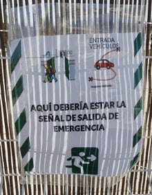 Imagen secundaria 2 - Arriba, barracones en altura del instituto La Patacona de Alboraia. Las obras para su eliminación se prometieron en 2016, igual que las del IES Orriols de Valencia (abajo). A la derecha, cartel situado en el vallado del Santo Ángel de la Guarda en relación al parking en superficie de la parcela contigua. 