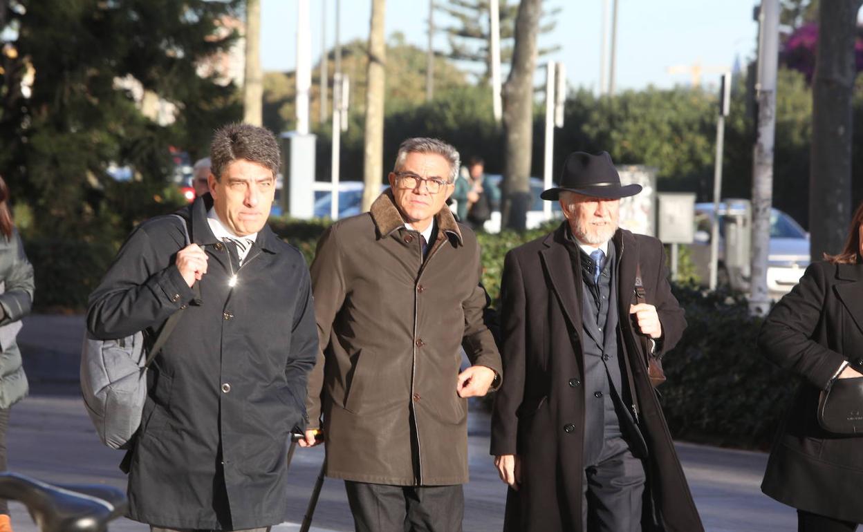 Caturla, con sus abogados, camino de la Ciudad de la Justicia. 