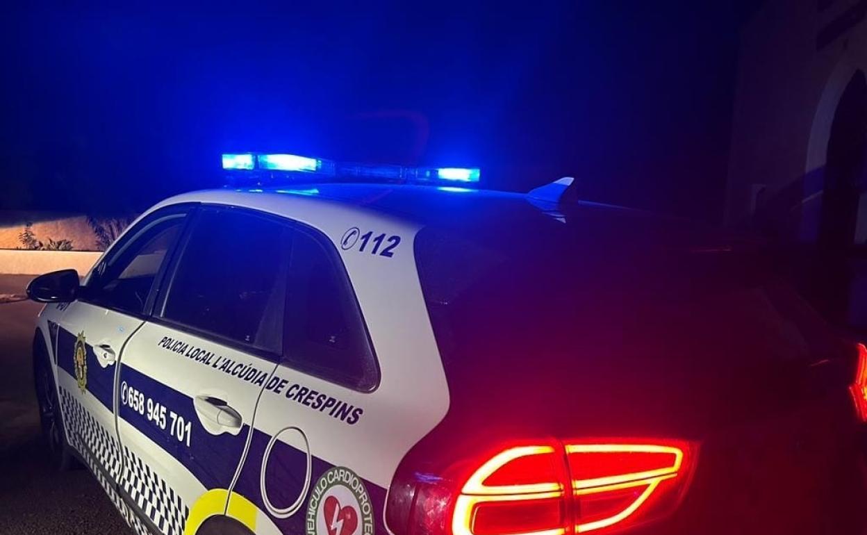 La patrulla de la Policía Local fue avisada por el 112. 