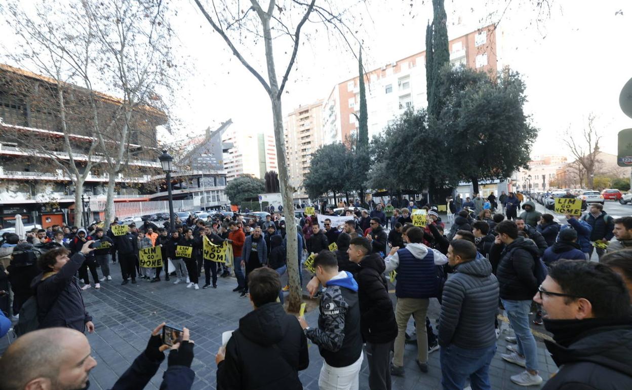 Los aficionados concentrados este martes frente a la sede del club.