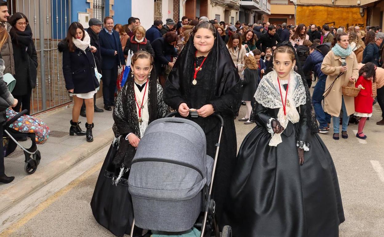 Las tres madres en la Passejà del Guió de Torrent. 