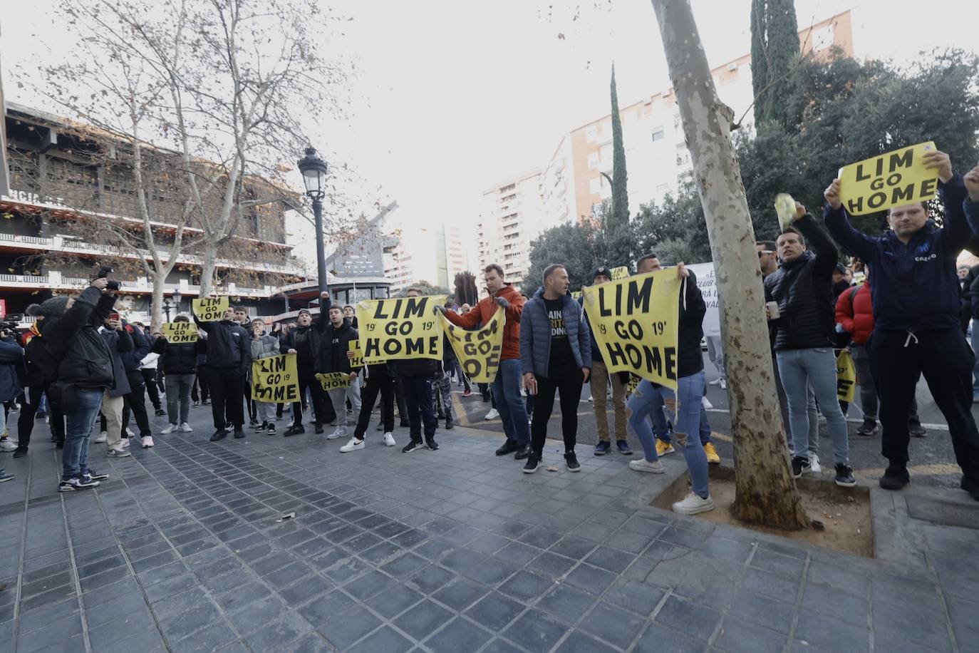 Fotos: Decenas de valencianistas protestan contra la gestión de Lim