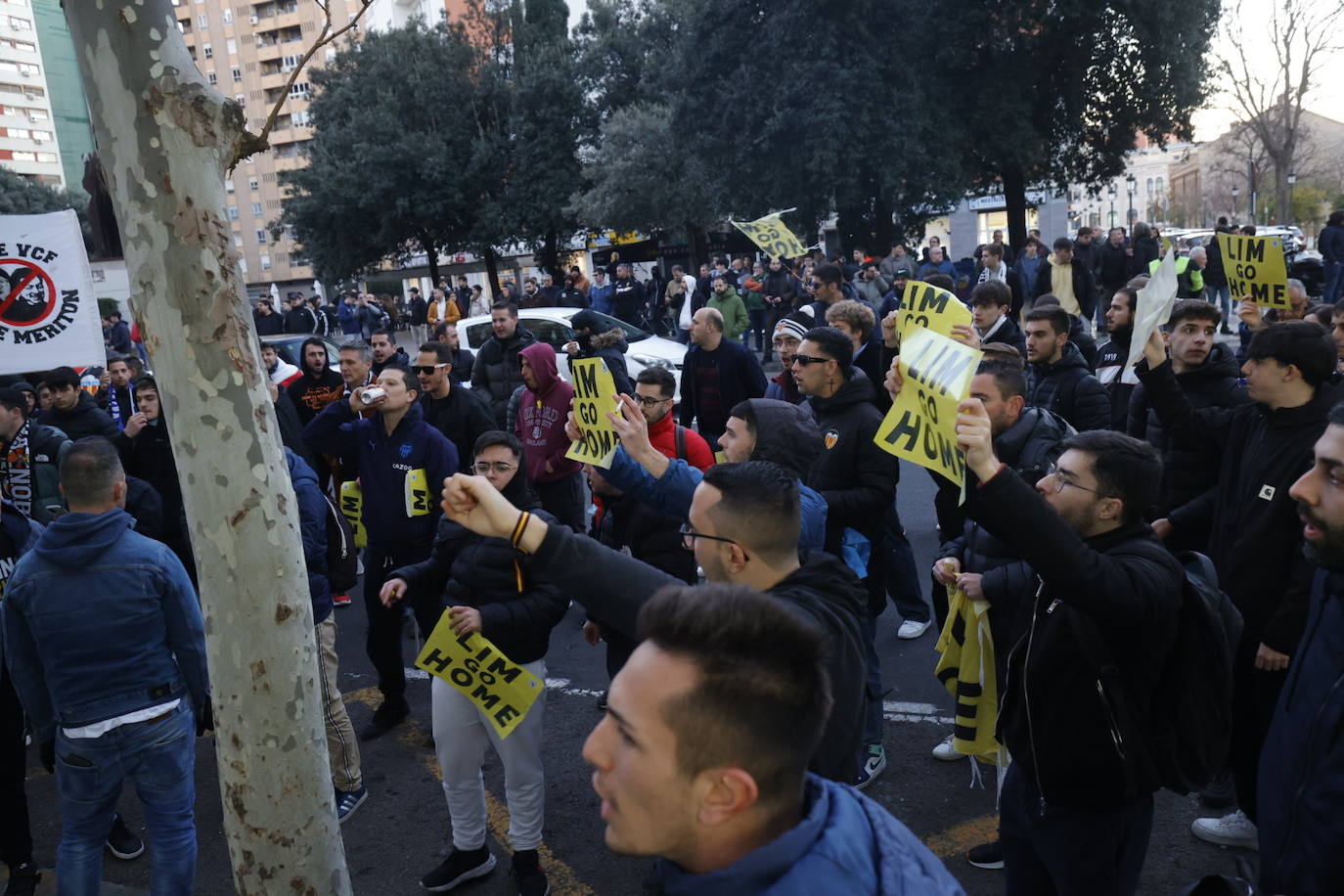 Fotos: Decenas de valencianistas protestan contra la gestión de Lim