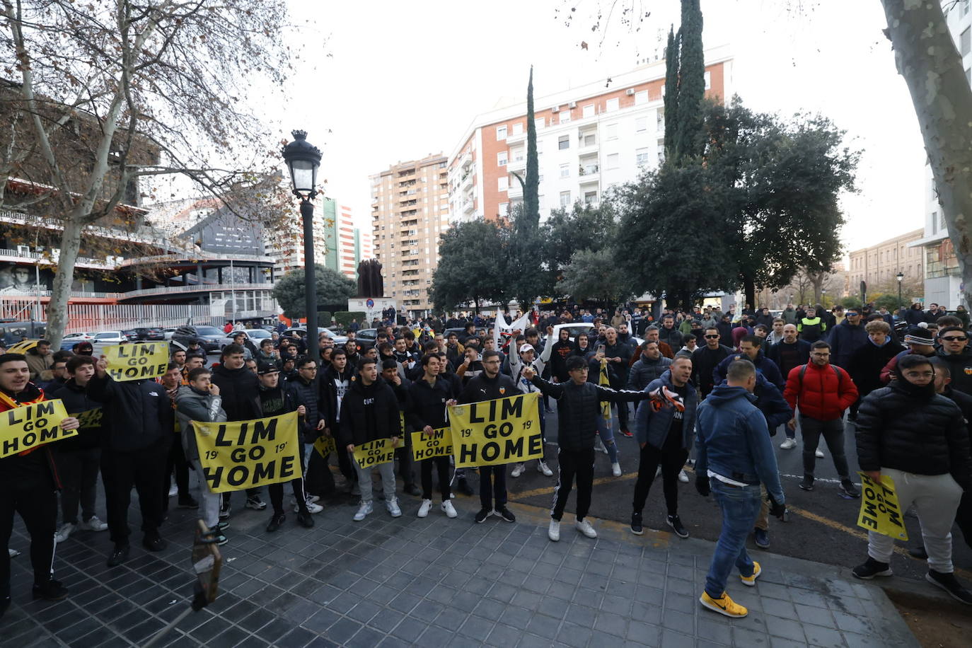 Fotos: Decenas de valencianistas protestan contra la gestión de Lim