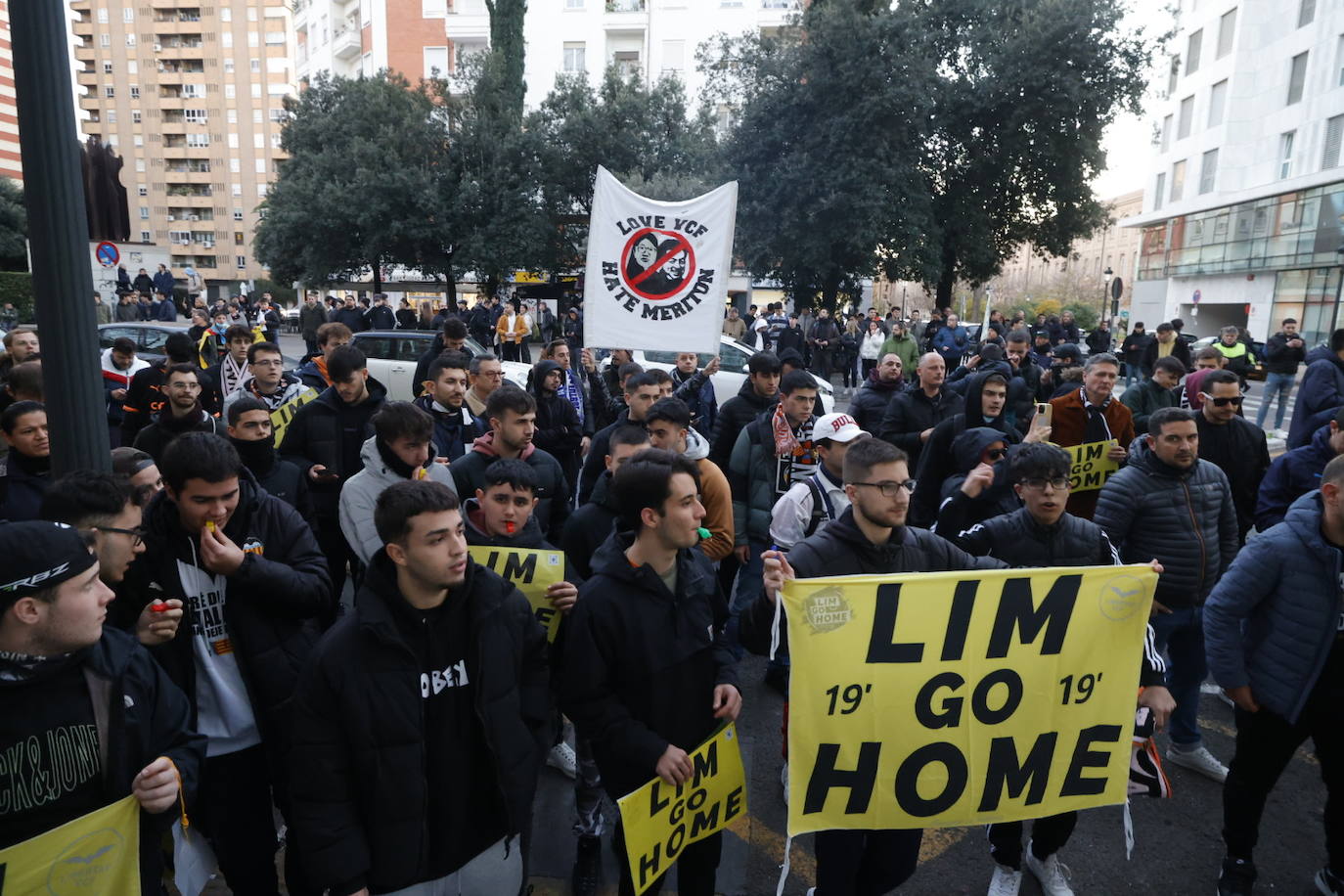 Fotos: Decenas de valencianistas protestan contra la gestión de Lim